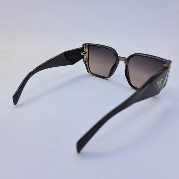 عکس از عینک آفتابی زنانه پرادا با فریم قهوه ای، دسته سه بعدی و لنز هایلایت مدل 3765