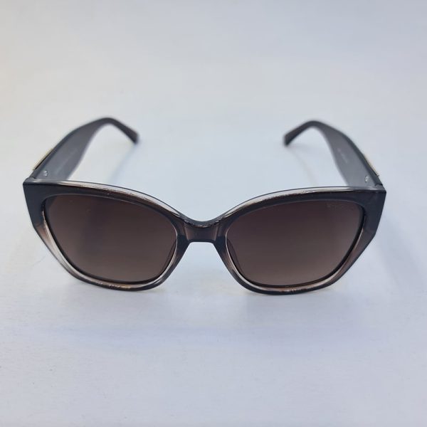 عکس از عینک آفتابی زنانه ورساچه با فریم قهوه ای رنگ و چشم گربه ای مدل 8817