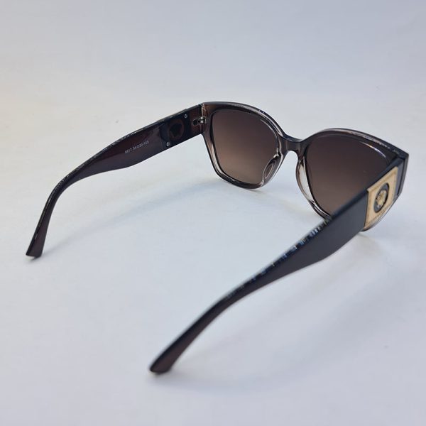 عکس از عینک آفتابی زنانه ورساچه با فریم قهوه ای رنگ و چشم گربه ای مدل 8817