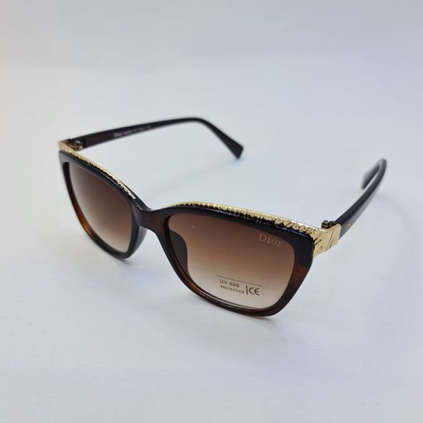 عکس از عینک آفتابی گربه ای شکل dior با فریم قهوه ای رنگ و عدسی هایلایت مدل 1008