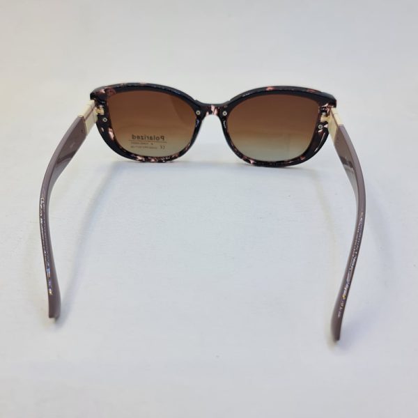 عکس از عینک آفتابی پلارایزد با فریم چریکی و و دسته کالباسی و لنز قهوه ای مدل p6814
