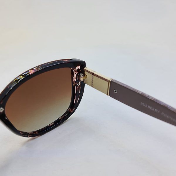 عکس از عینک آفتابی پلارایزد با فریم چریکی و و دسته کالباسی و لنز قهوه ای مدل p6814