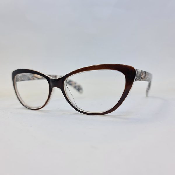 عکس از عینک مطالعه نمره +2. 25 با فریم قهوه ای، گربه ای شکل و دسته طرح دار مدل fb2006