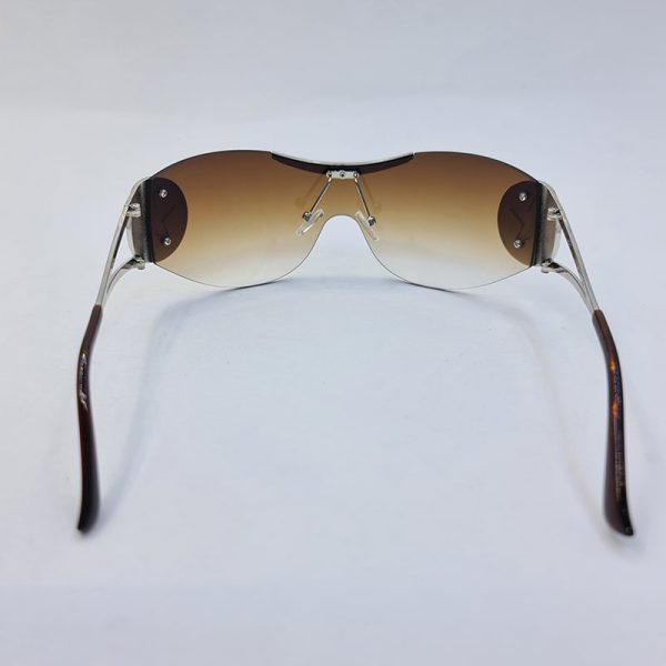 عکس از عینک آفتابی فانتزی دیور با لنز یکسره، قهوه ای رنگ و ستاره دار و دسته نقره ای مدل 1se