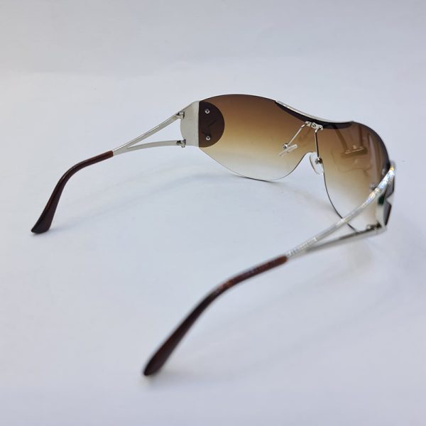 عکس از عینک آفتابی فانتزی دیور با لنز یکسره، قهوه ای رنگ و ستاره دار و دسته نقره ای مدل 1se