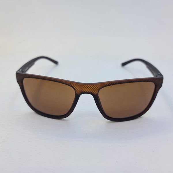 عکس از عینک آفتابی oga morel با فریم مستطیلی و قهوه ای، لنز پلار و ar مدل 7907