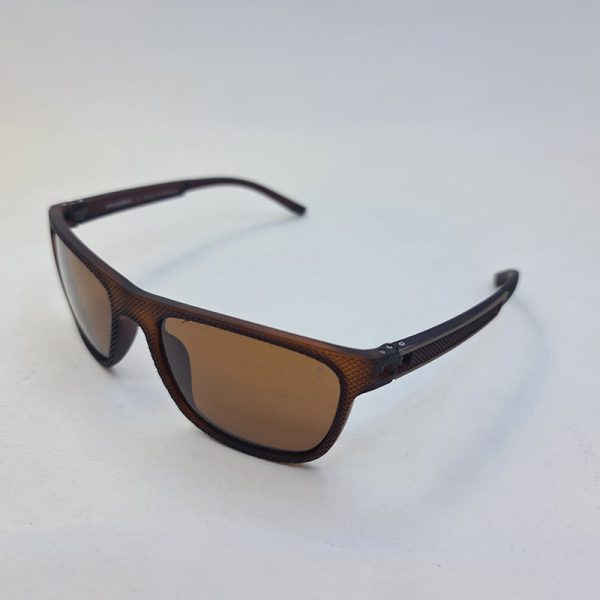 عکس از عینک آفتابی oga morel با فریم مستطیلی و قهوه ای، لنز پلار و ar مدل 7907