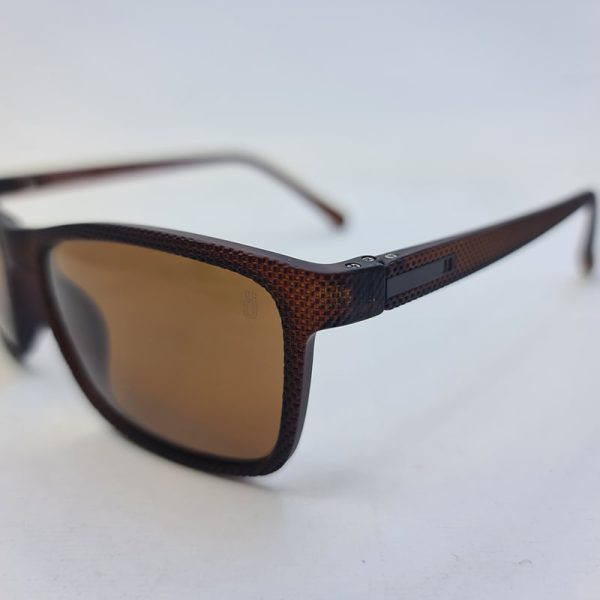 عکس از عینک آفتابی oga با فریم مستطیلی و قهوه ای، لنز پلارایزد و آنتی رفلکس مدل 7908