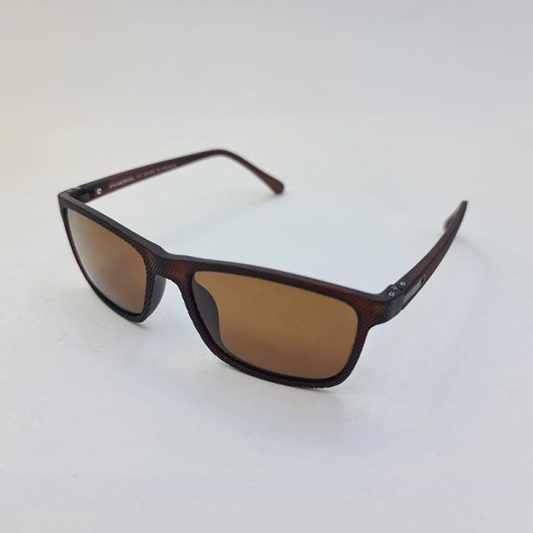عکس از عینک آفتابی oga با فریم مستطیلی و قهوه ای، لنز پلارایزد و آنتی رفلکس مدل 7908