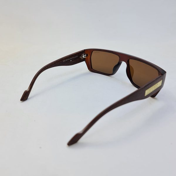 عکس از عینک آفتابی پلاریزه ferrari قهوه ای، مستطیلی و دسته پهن و طرح چوب مدل 3002