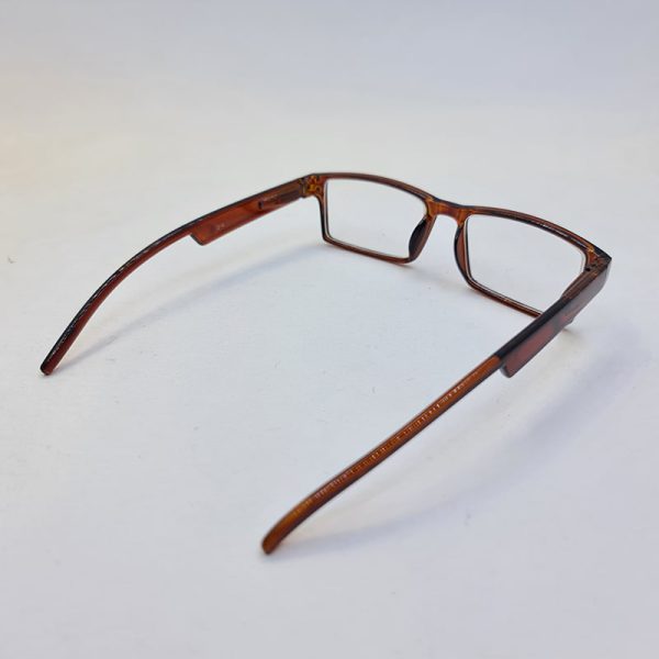 عکس از عینک طبی دور بین با نمره -2. 50 و فریم مستطیلی شکل و قهوه ای رنگ مدل 24