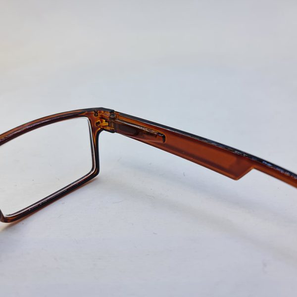 عکس از عینک طبی دور بین با نمره -2. 50 و فریم مستطیلی شکل و قهوه ای رنگ مدل 24