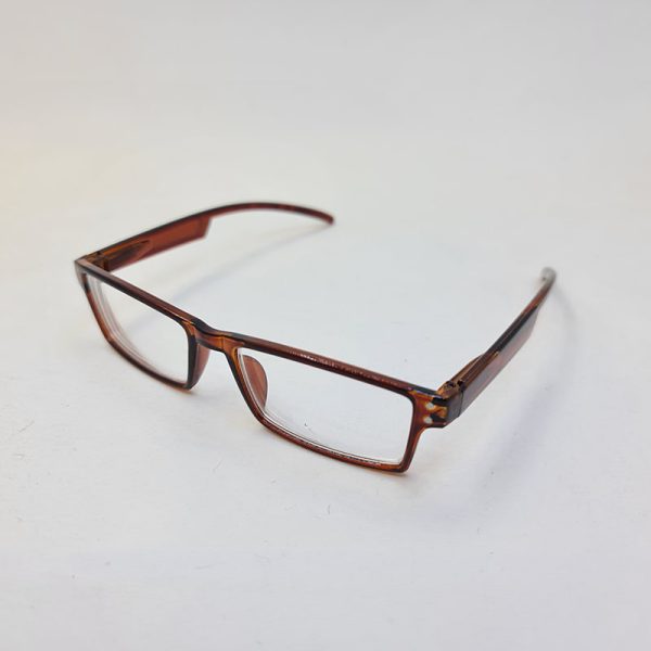 عکس از عینک طبی دور بین با نمره -2. 75 و فریم مستطیلی شکل و قهوه ای رنگ مدل 24