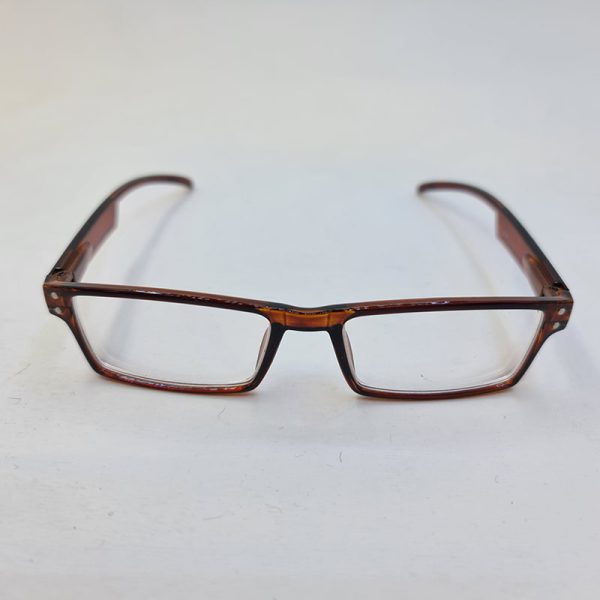 عکس از عینک طبی دور بین با نمره -2. 75 و فریم مستطیلی شکل و قهوه ای رنگ مدل 24