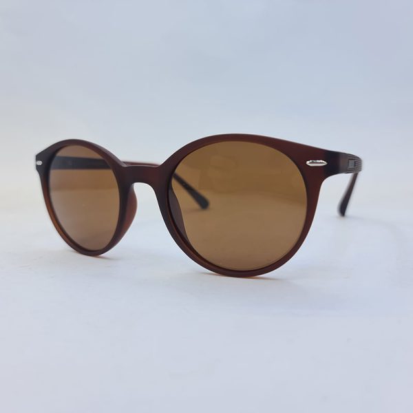عکس از عینک آفتابی oga با فریم گرد و قهوه ای، عدسی پلاریزه و آنتی رفلکس مدل 7914