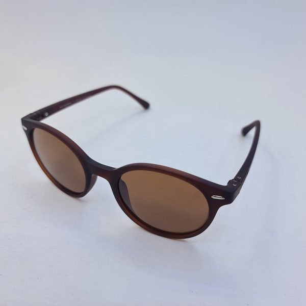 عکس از عینک آفتابی oga با فریم گرد و قهوه ای، عدسی پلاریزه و آنتی رفلکس مدل 7914