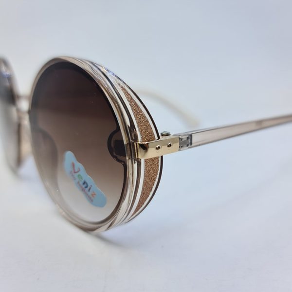 عکس از عینک آفتابی بچگانه با فریم گرد، شاین دار و عسلی و لنز قهوه ای مدل 3088