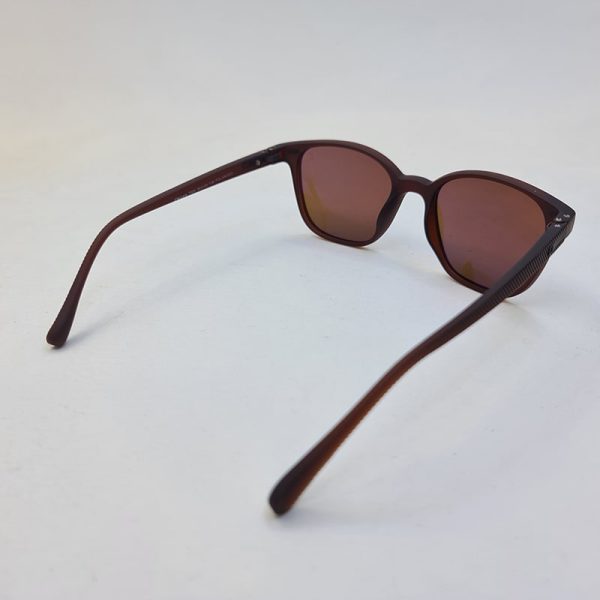 عکس از عینک آفتابی oga morel با فریم مربعی و قهوه ای، عدسی پلار و ar مدل 7904