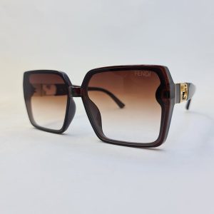 عکس از عینک آفتابی مربعی شکل Fendi با فریم قهوه ای و لنز قهوه ای سایه روشن مدل 6063