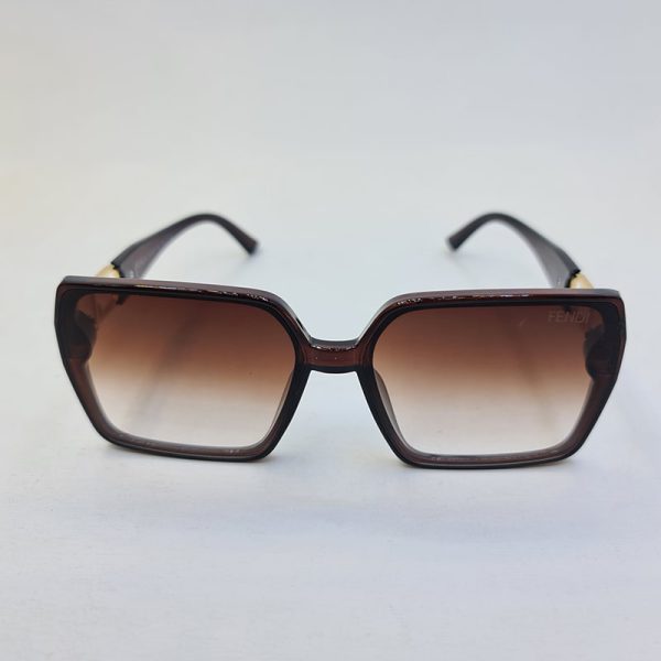 عکس از عینک آفتابی مربعی شکل fendi با فریم قهوه ای و لنز قهوه ای سایه روشن مدل 6063