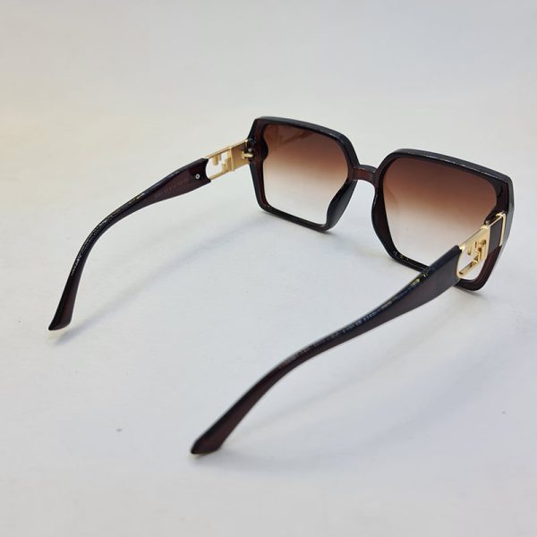 عکس از عینک آفتابی مربعی شکل fendi با فریم قهوه ای و لنز قهوه ای سایه روشن مدل 6063
