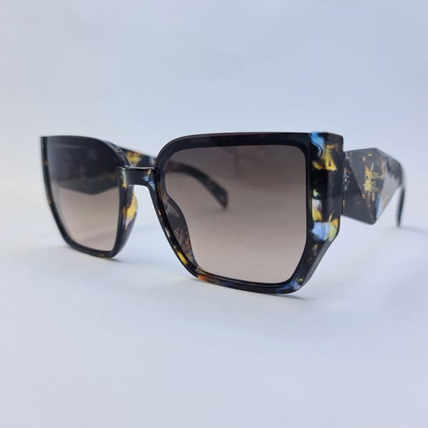 عکس از عینک آفتابی زنانه پرادا با فریم چند رنگ، دسته 3 بعدی و لنز قهوه ای مدل 3765