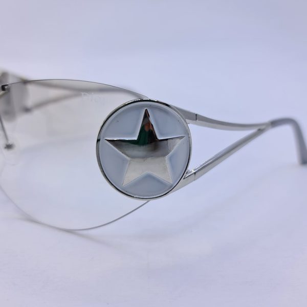 عکس از عینک فانتزی دیور با لنز فریم لس، بی رنگ و ستاره دار و دسته نقره ای مدل 1se