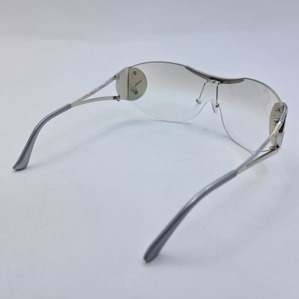 عکس از عینک فانتزی دیور با لنز فریم لس، بی رنگ و ستاره دار و دسته نقره ای مدل 1se