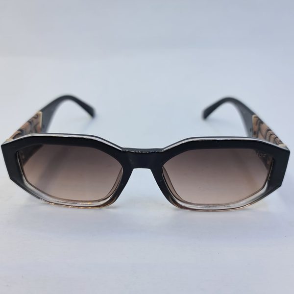 عکس از عینک آفتابی دیور مستطیلی شکل با فریم قهوه ای تیره و لنز سایه روشن مدل 2028