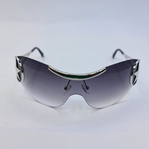 عکس از عینک آفتابی دیور با لنز یک تکه، دودی هایلایت و ستاره مشکی مدل 1se