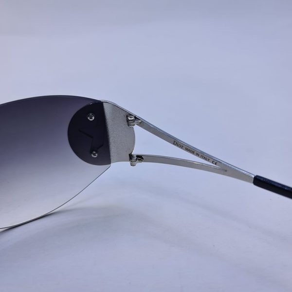 عکس از عینک آفتابی دیور با لنز یک تکه، دودی هایلایت و ستاره مشکی مدل 1se