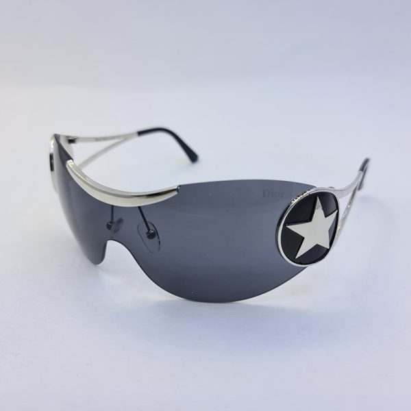 عکس از عینک آفتابی دیور با لنز یکسره، دودی و ستاره مشکی و دسته نقره ای مدل 1se