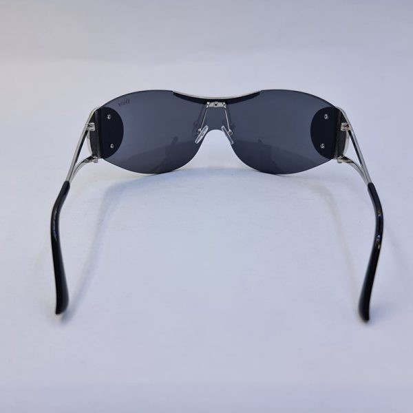عکس از عینک آفتابی دیور با لنز یکسره، دودی و ستاره مشکی و دسته نقره ای مدل 1se