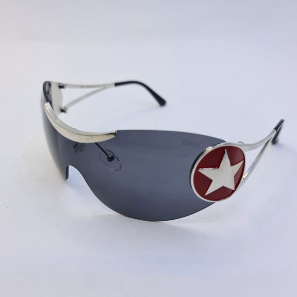 عکس از عینک آفتابی دیور با لنز یکسره، دودی و ستاره قرمز و دسته نقره ای مدل 1se