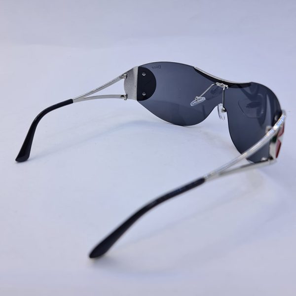 عکس از عینک آفتابی دیور با لنز یکسره، دودی و ستاره قرمز و دسته نقره ای مدل 1se