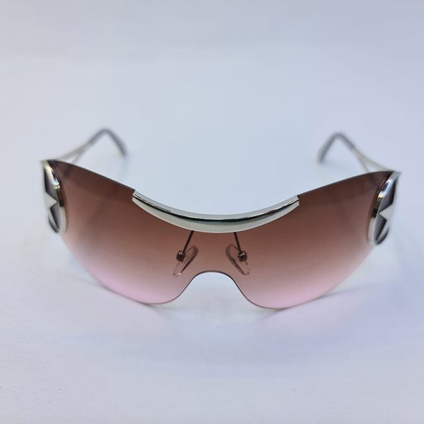 عکس از عینک آفتابی دیور با لنز یک تکه، دودی صورتی هایلایت و دسته ستاره دار مدل 1se