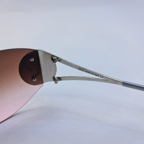 عکس از عینک آفتابی دیور با لنز یک تکه، دودی صورتی هایلایت و دسته ستاره دار مدل 1se