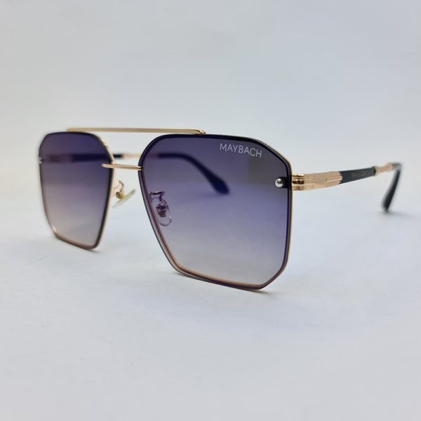 عکس از عینک آفتابی میباخ با لنز آنتی رفلکس، فریم طلایی رنگ و مربعی شکل مدل 10378