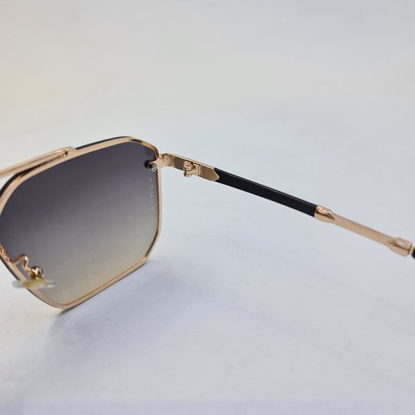 عکس از عینک آفتابی میباخ با لنز آنتی رفلکس، فریم طلایی رنگ و مربعی شکل مدل 10378