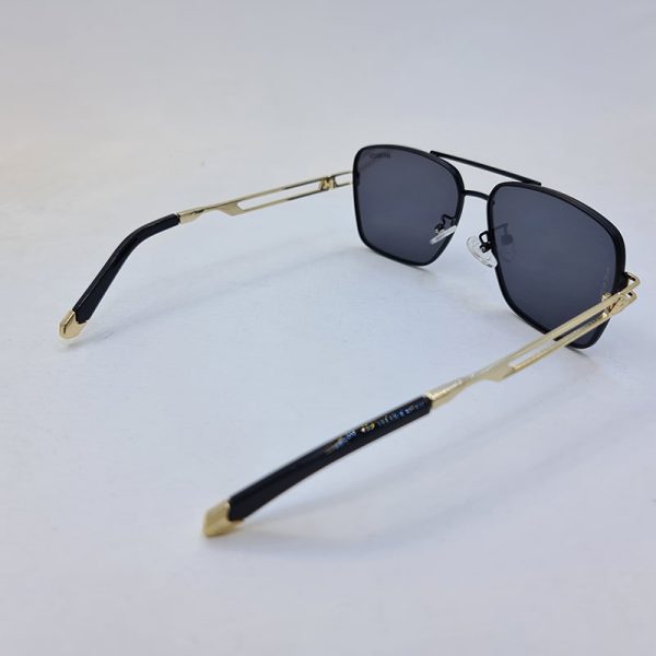 عکس از عینک آفتابی میباخ با لنز دودی، فریم مشکی و دسته طلایی و طرح دار مدل 2a401