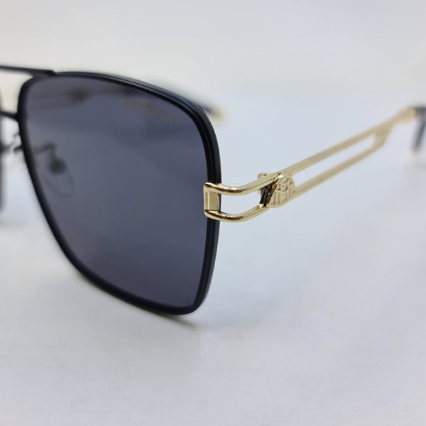 عکس از عینک آفتابی میباخ با لنز دودی، فریم مشکی و دسته طلایی و طرح دار مدل 2a401