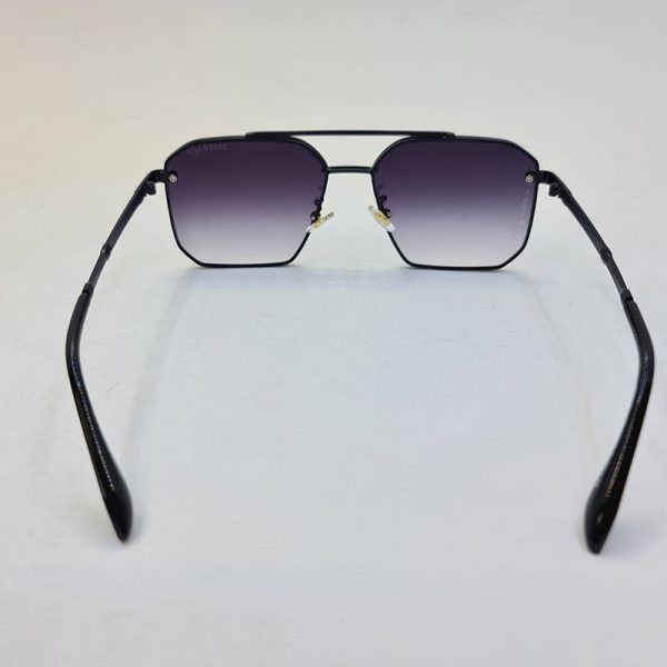 عکس از عینک آفتابی میباخ با لنز دودی و فریم و دسته مشکی و مربعی شکل مدل 10378
