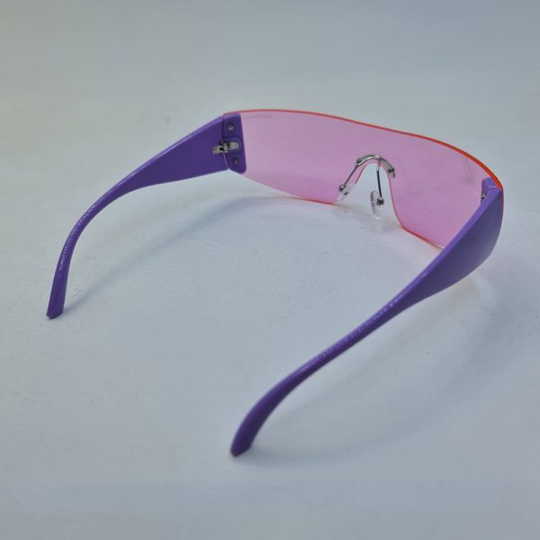 عکس از عینک بالینسیاگا فانتزی با دسته بنفش رنگ، فریملس و لنز صورتی مدل 3553