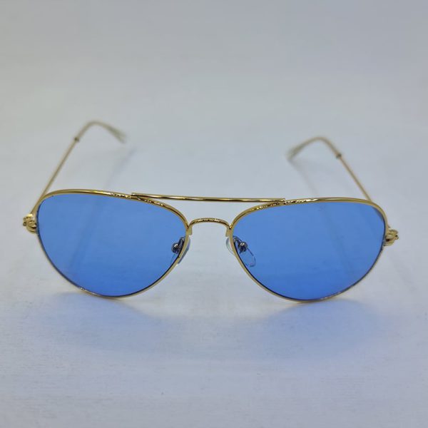 عکس از عینک دید در شب با لنز آبی رنگ و فریم طلایی خلبانی ray-ban مدل 3026