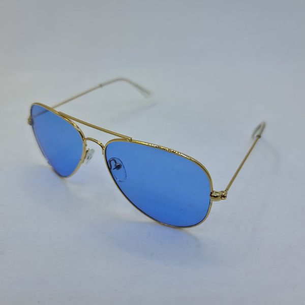 عکس از عینک دید در شب با لنز آبی رنگ و فریم طلایی خلبانی ray-ban مدل 3026
