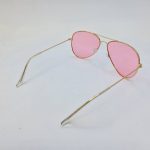 عکس از عینک دید در شب با لنز صورتی رنگ و فریم طلایی خلبانی Ray-Ban مدل 3026