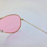 عکس از عینک دید در شب با لنز صورتی رنگ و فریم طلایی خلبانی Ray-Ban مدل 3026