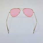 عکس از عینک دید در شب با لنز صورتی رنگ و فریم طلایی خلبانی Ray-Ban مدل 3026