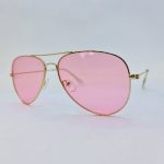 عکس از عینک دید در شب با لنز صورتی رنگ و فریم طلایی خلبانی Ray-Ban مدل 3026