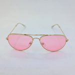 عکس از عینک دید در شب با لنز صورتی رنگ و فریم طلایی خلبانی Ray-Ban مدل 3026
